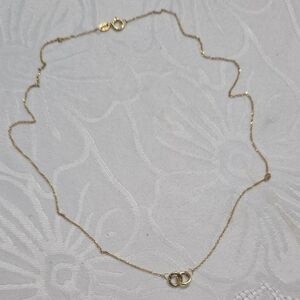 Elegant Gold Necklace with Interlocking Rings